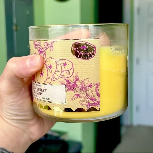 Bath & Body Works 3 Wick Scented Main Street Bakery Glass Candle - Picture 5 of 6